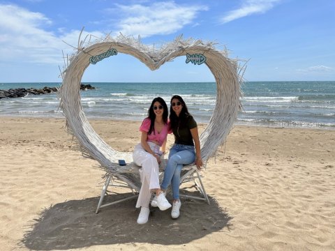 Faten et Mélody sont ravies de vous accueillir au Camping les Jardins d'Agathe Cap d'Agde!