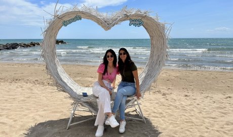 Faten et Mélody sont ravies de vous accueillir au Camping les Jardins d'Agathe Cap d'Agde!